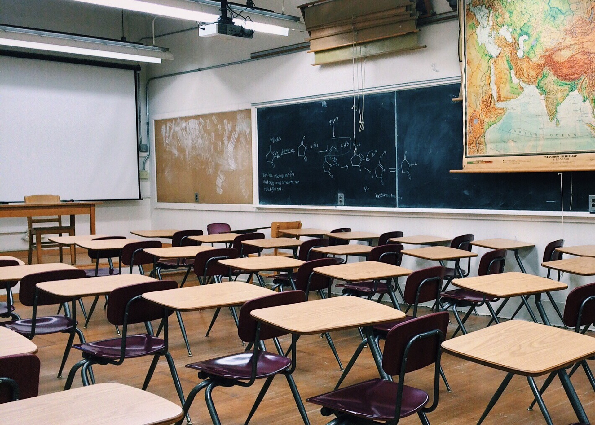 classroom 2093744 1920 - 脇見恐怖症で黒板の板書ができない方へ、少しでも楽になる方法